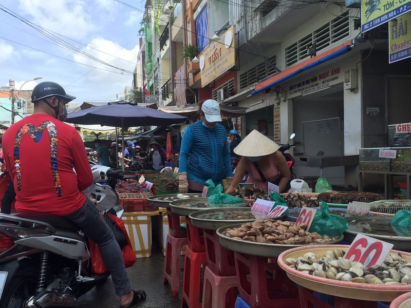 Lễ 2-9: Người dân tấp nập đi chợ mua cua, ghẹ, tôm - ảnh 6