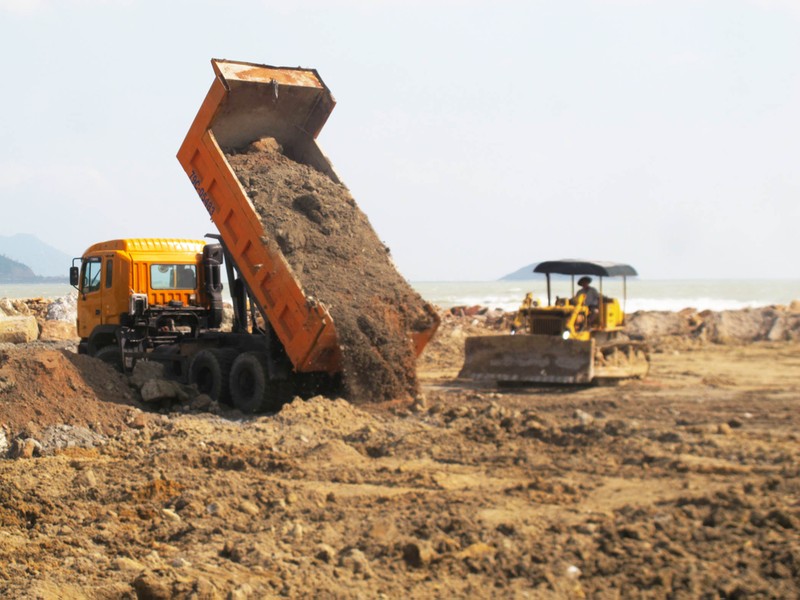 Phạt công ty lấp lấn vịnh Nha Trang 200 triệu đồng - ảnh 1