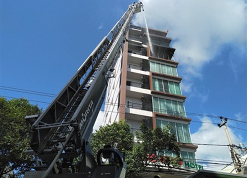 Cháy khách sạn ở Nha Trang, nhiều người tháo chạy  - ảnh 1