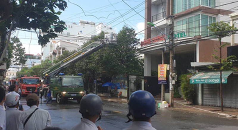 Cháy khách sạn ở Nha Trang, nhiều người tháo chạy  - ảnh 2