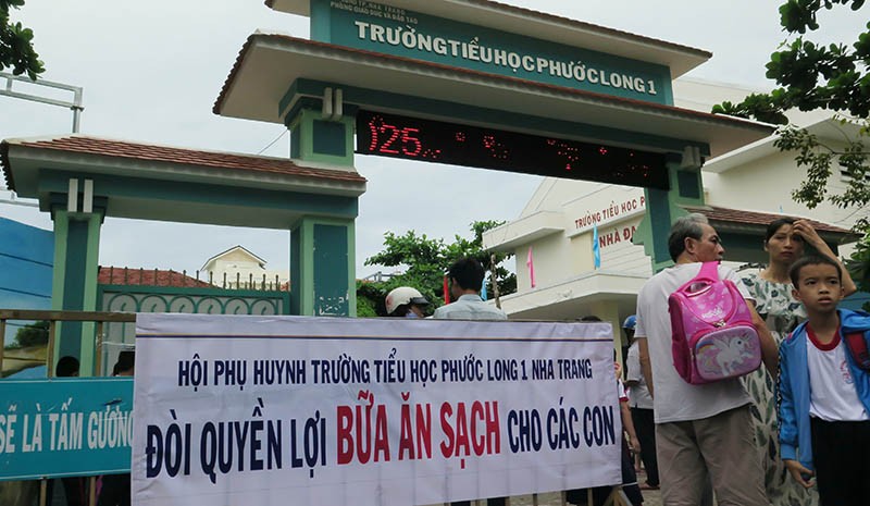 Kiểm tra trường tiểu học bị tố xén phần ăn của học sinh - ảnh 1