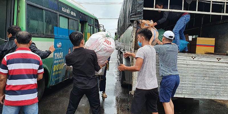 Người Phú Yên chung tay chia sẻ với bà con vùng lũ - ảnh 9