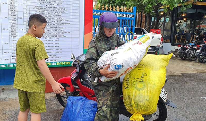 Người Phú Yên chung tay chia sẻ với bà con vùng lũ - ảnh 10