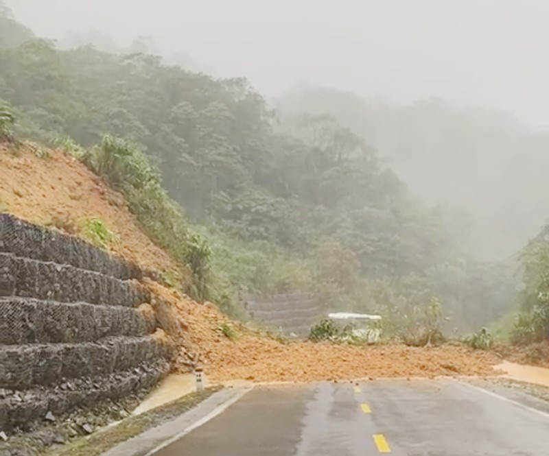 Đóng đường Nha Trang- Đà Lạt do sạt lở ở đèo Khánh Lê - ảnh 1