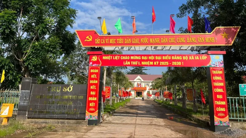 Đổi hoa chúc mừng thành quà tặng cho học sinh nghèo