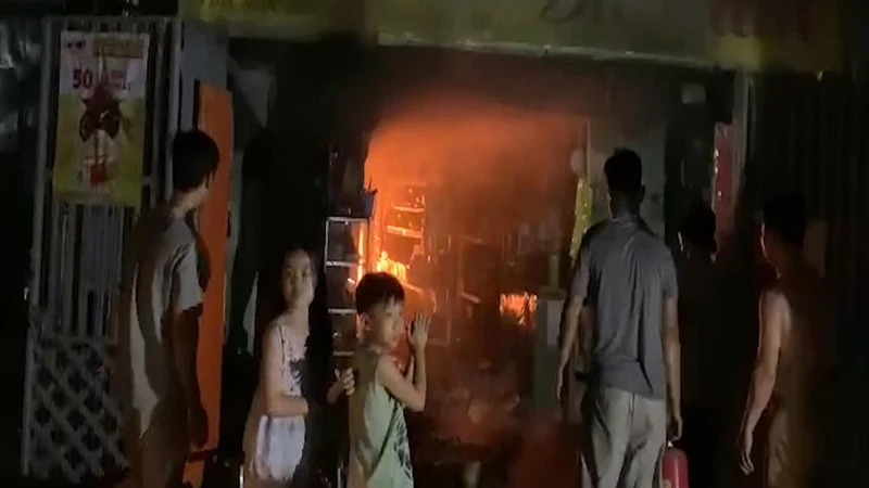 Cửa hàng tạp hóa trong chợ ở Bình Phước bị lửa thiêu rụi