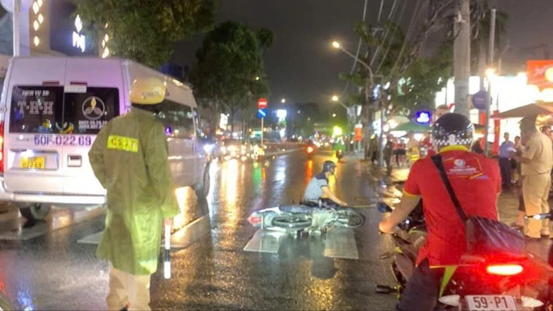 Nghi va chạm với ô tô giữa trời mưa, nam sinh viên tử vong