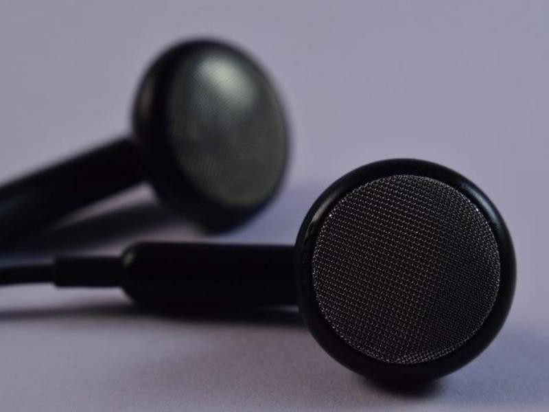 Bị điếc vì ngủ quên khi dùng tai nghe - ảnh 1