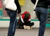 Chính quyền Anh điều tra người ăn mày kiếm 4 tỉ đồng/năm
