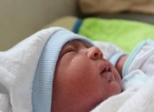 Bé sơ sinh thoát chết nhờ ngo ngoe cánh tay trong đêm