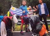 Đi bộ gần 2.000 km đến Brazil để cổ vũ World Cup