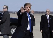 Video: Ông Trump lên chuyên cơ Không lực Một đến Việt Nam
