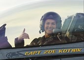Nữ chỉ huy đầu tiên đội biểu diễn F-16 Mỹ mất chức sau 2 tuần