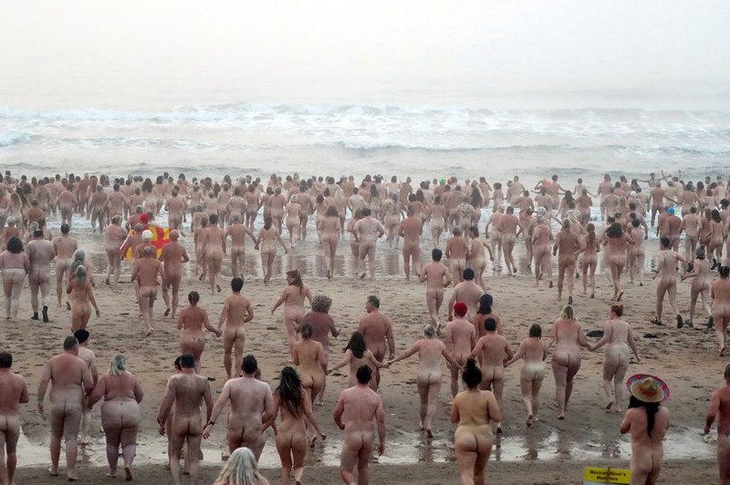 Hàng trăm người tắm kh.ỏa thân ở biển Anh gây quỹ từ thiện - ảnh 1
