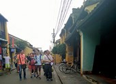 Đà Nẵng: ‘Xử’ hướng dẫn viên hoạt động chui và du khách gây rối