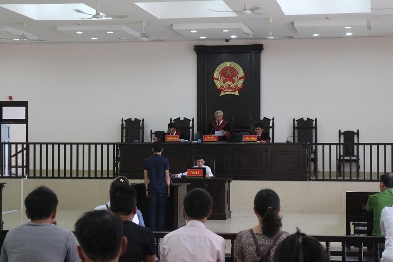Tài xế xe ben vừa lái xe vừa nghe nhạc tông chết người - ảnh 1