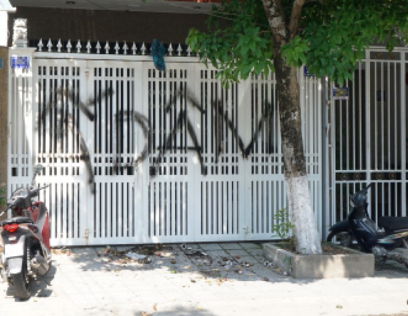 Nhà cựu Viện phó VKS vụ sàm sỡ bé gái bị ném chất bẩn