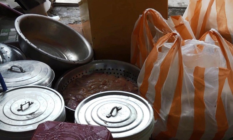 Phát hiện cơ sở sơ chế nội tạng bò trong nhà vệ sinh - ảnh 1