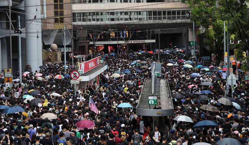 Hong Kong: Súng lại nổ, cảnh sát giả trang trà trộn biểu tình