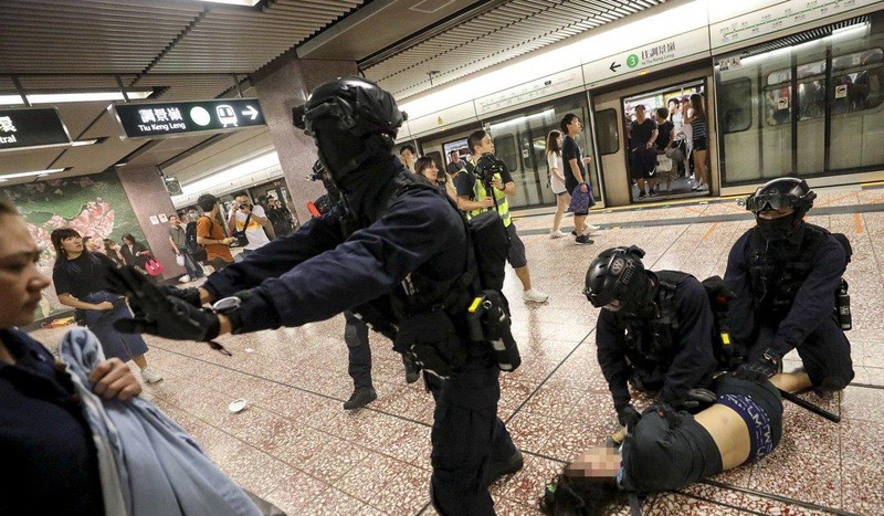 Hong Kong: Súng lại nổ, cảnh sát giả trang trà trộn biểu tình
