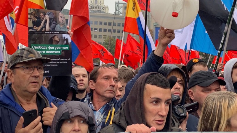 Hơn 25.000 người xuống đường biểu tình ở Moscow ngày 29-0, yêu cầu chính phủ Nga thả những người biểu tình trong các cuộc biểu tình hồi tháng 7. Ảnh: MOSCOW TIMES