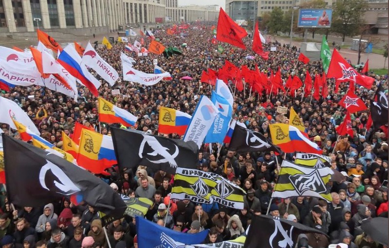 Hơn 25.000 người xuống đường biểu tình ở Moscow ngày 29-0, yêu cầu chính phủ Nga thả những người biểu tình trong các cuộc biểu tình hồi tháng 7. Ảnh: REUTERS