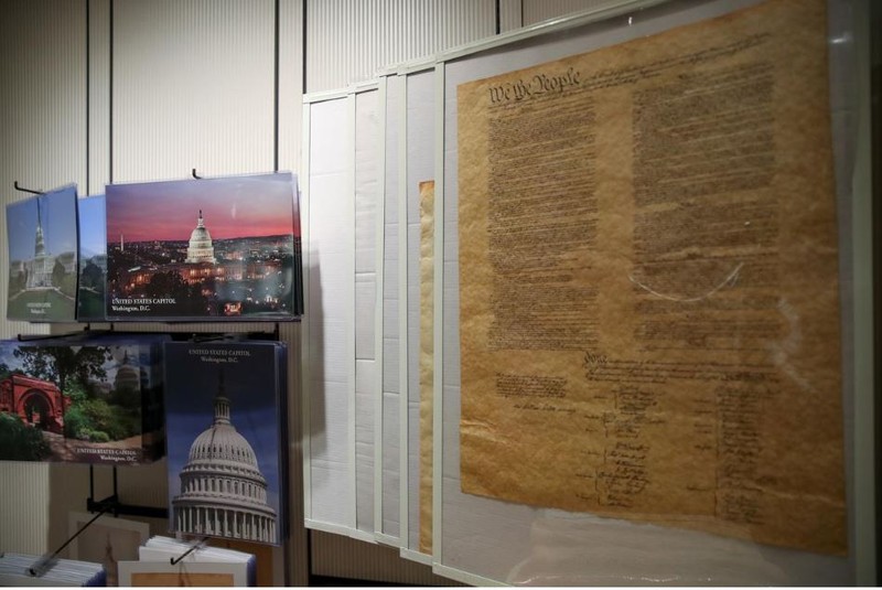 Bản sao Hiến pháp Mỹ được trưng bày tại trụ sở Quốc hội Mỹ. Ảnh: REUTERS