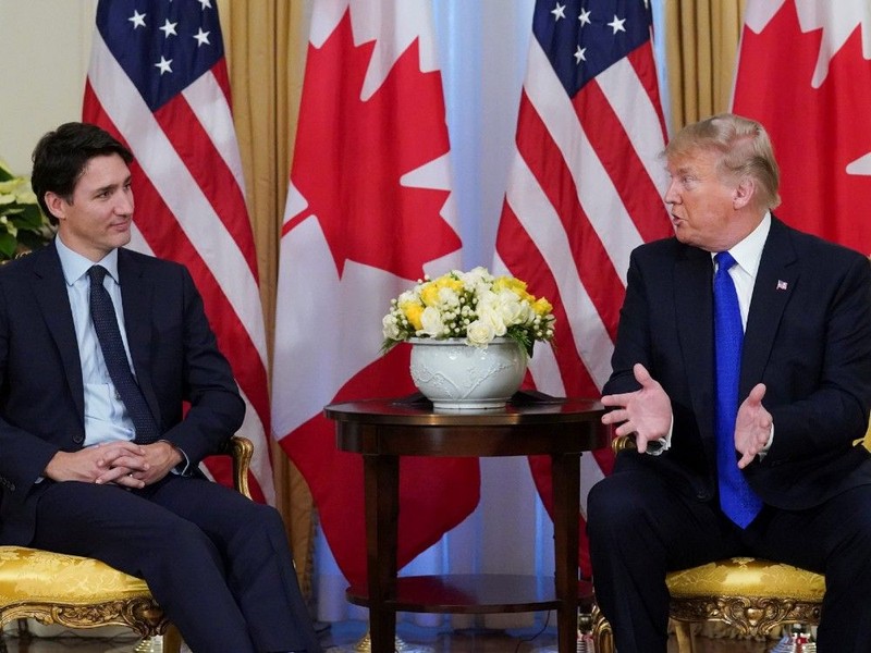 Tổng thống Mỹ Donald Trump (phải) trong cuộc gặp với Thủ tướng Canada Justin Trudeau ở London ngày 3-12. Ảnh: REUTERS