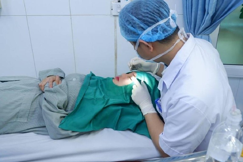 Máu chảy liên tục gần 8 tiếng sau khi cắt mí tại spa - ảnh 1