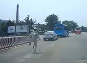Nhân viên thu phí bỏ dép đuổi xe hơi trốn phí
