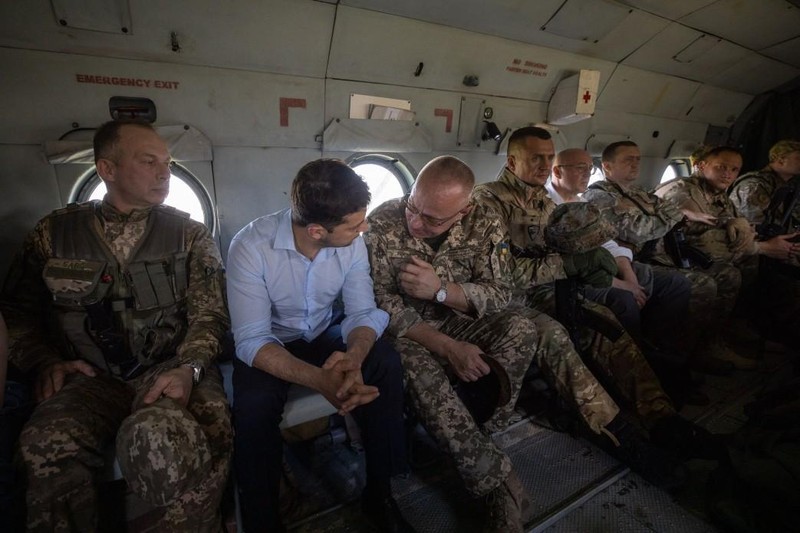 Ông Zelenskiy thị sát vùng chiến sự miền Đông Ukraine - ảnh 6