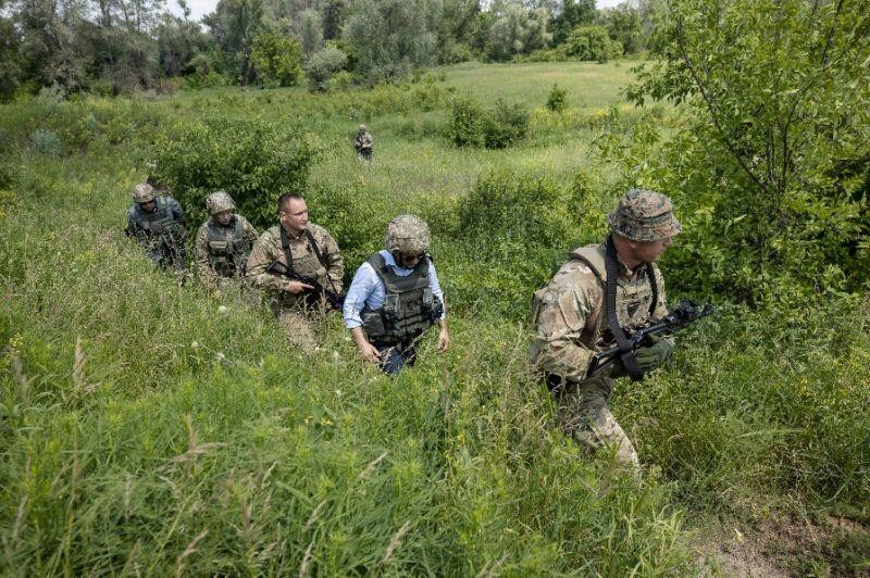 Ông Zelenskiy thị sát vùng chiến sự miền Đông Ukraine - ảnh 4