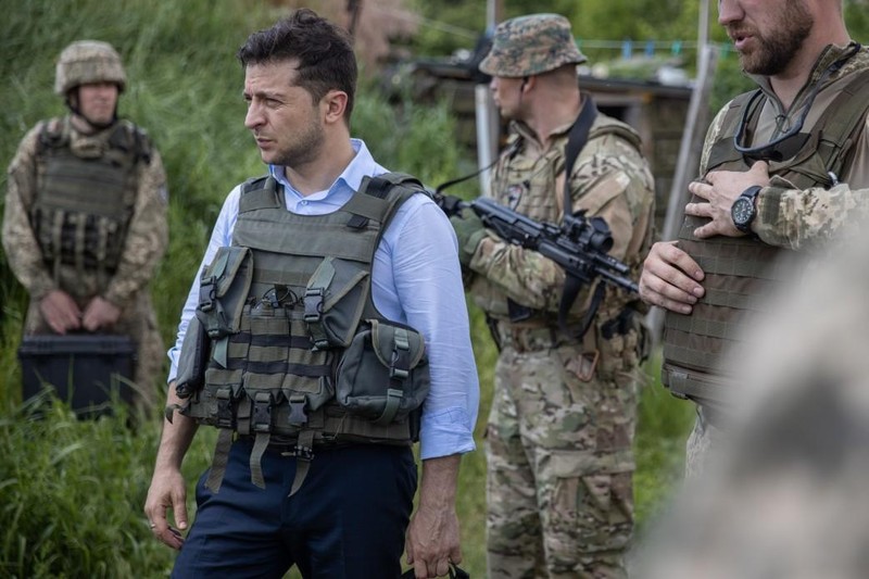 Ông Zelenskiy thị sát vùng chiến sự miền Đông Ukraine - ảnh 1