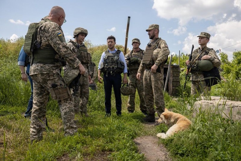 Ông Zelenskiy thị sát vùng chiến sự miền Đông Ukraine - ảnh 2