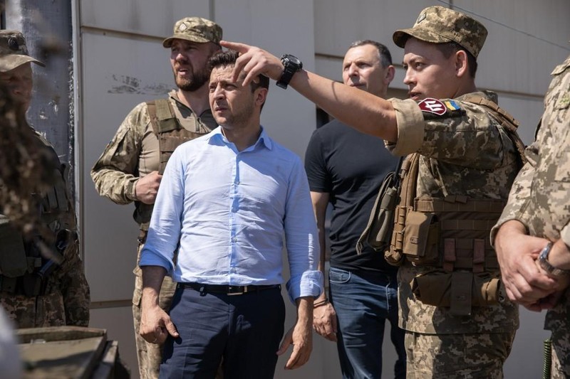 Ông Zelenskiy thị sát vùng chiến sự miền Đông Ukraine - ảnh 7