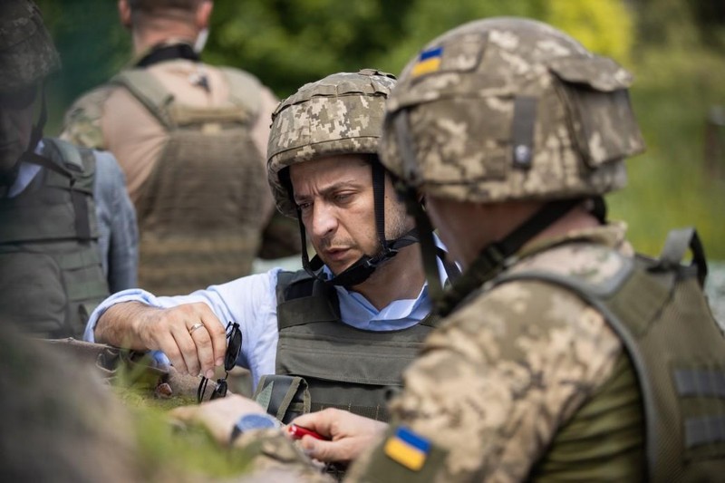 Ông Zelenskiy thị sát vùng chiến sự miền Đông Ukraine - ảnh 3