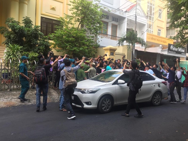 Bị hại vụ Nguyễn Hữu Linh tiếp tục vắng mặt tại tòa - Ảnh 2