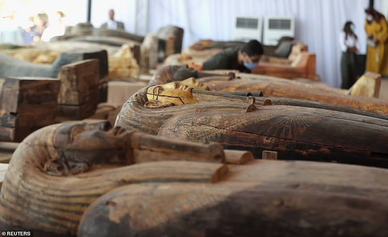 Egypt opens the lid of the mummy's coffin for 2,500 years - photo 6