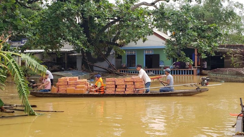 1.400 thùng mì đã đến tận tay người dân miền Trung - ảnh 1