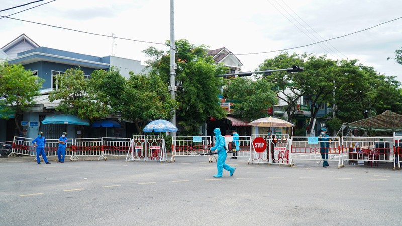 Một thôn ở Đà Nẵng bị phong toả, quân đội lập tức khử trùng - ảnh 2