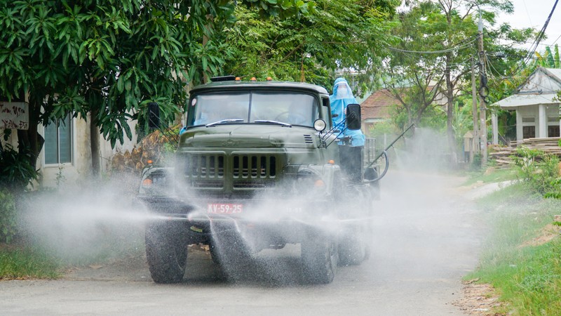 Một thôn ở Đà Nẵng bị phong toả, quân đội lập tức khử trùng - ảnh 1