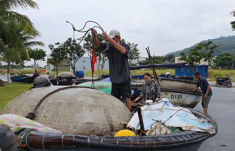 Ngư dân Đà Nẵng đội mưa kéo thuyền thúng chạy bão số 5 - ảnh 4