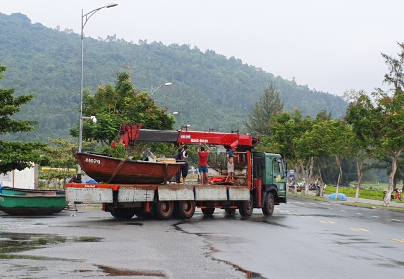 Ngư dân Đà Nẵng đội mưa kéo thuyền thúng chạy bão số 5 - ảnh 6