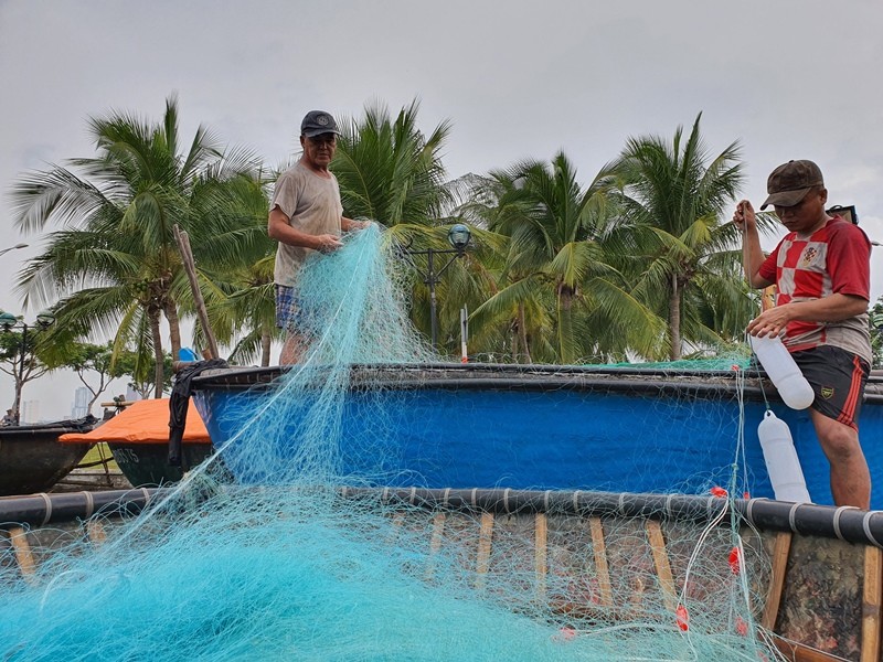 Ngư dân Đà Nẵng đội mưa kéo thuyền thúng chạy bão số 5 - ảnh 8