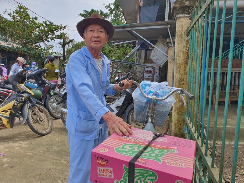 Thêm 200 phần quà đến với bà con xã nghèo ở Quảng Ngãi - ảnh 2