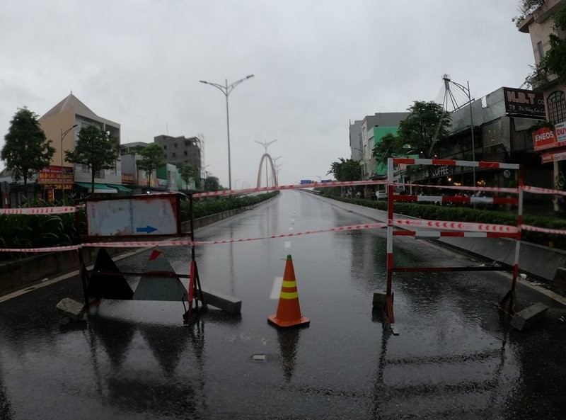 Đà Nẵng phong tỏa các cây cầu trên sông Hàn để chống bão - ảnh 7