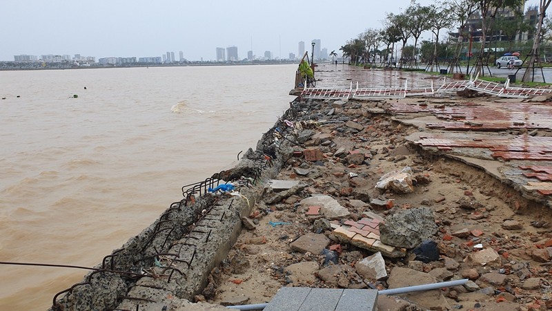 Sóng đánh toác bờ kè sông Hàn, gạch lát nát vụn  - ảnh 1