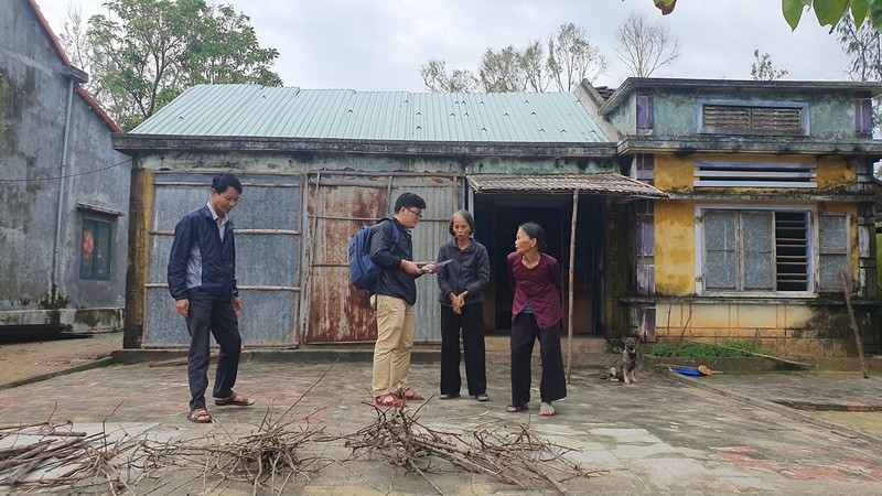 Bà con huyện Núi Thành rơi nước mắt khi nhận tiền sửa nhà - ảnh 1