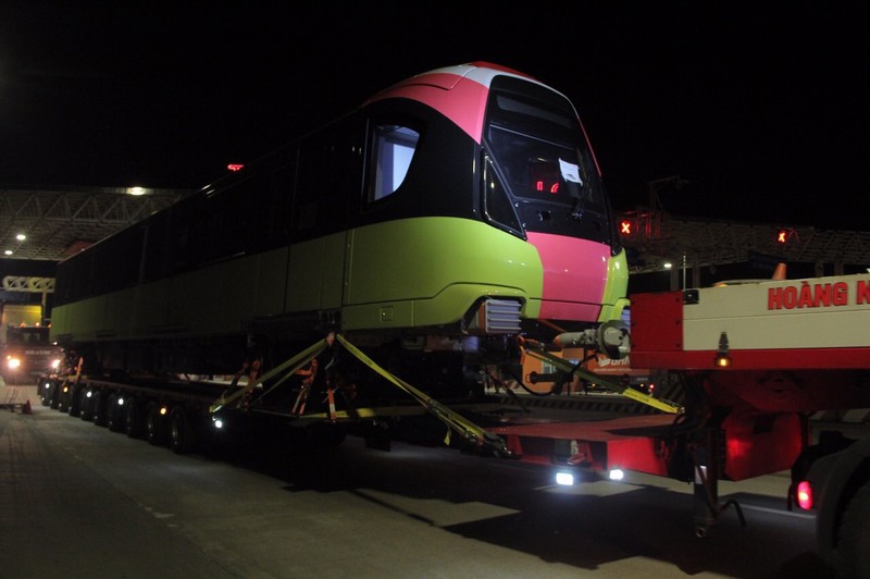 Metro Nhổn - ga Hà Nội có đoàn tàu đầu tiên lên ray - ảnh 1