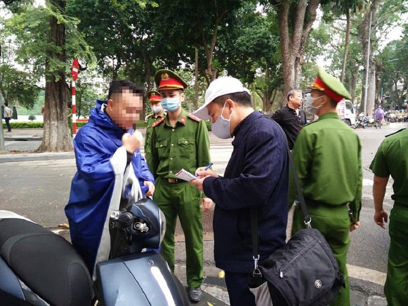 Hà Nội: Ra đường không đeo khẩu trang, 4 người bị phạt - ảnh 1